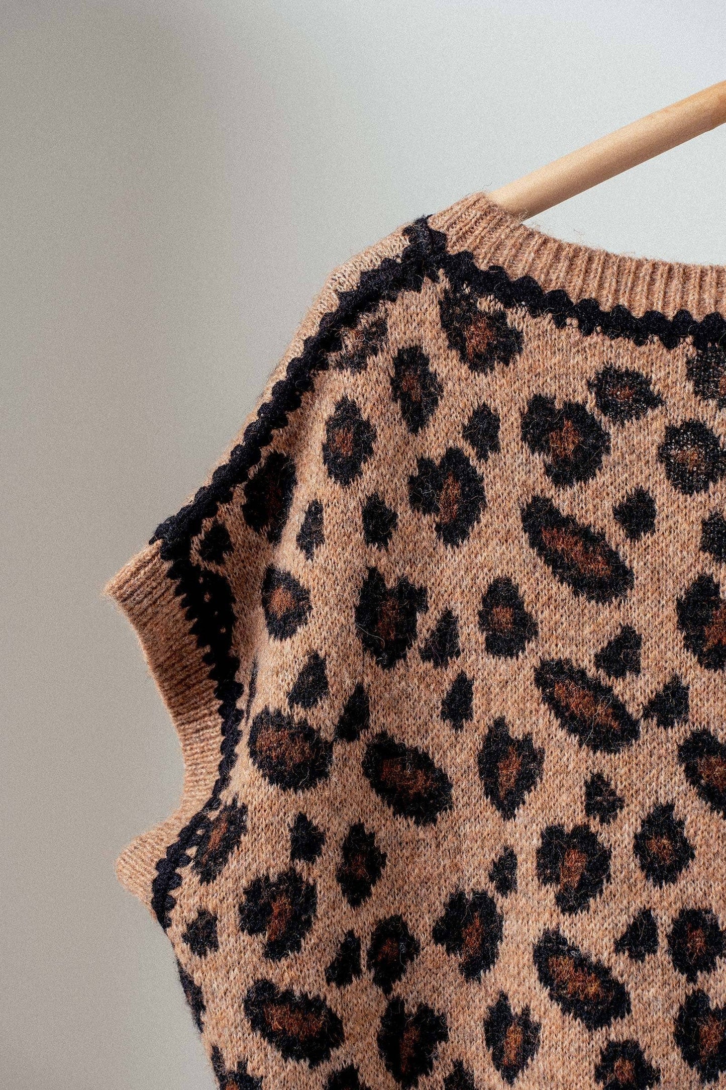 Leopard Crochet Trim Sweater Vest: LEOPARD / SM-ML:3-3