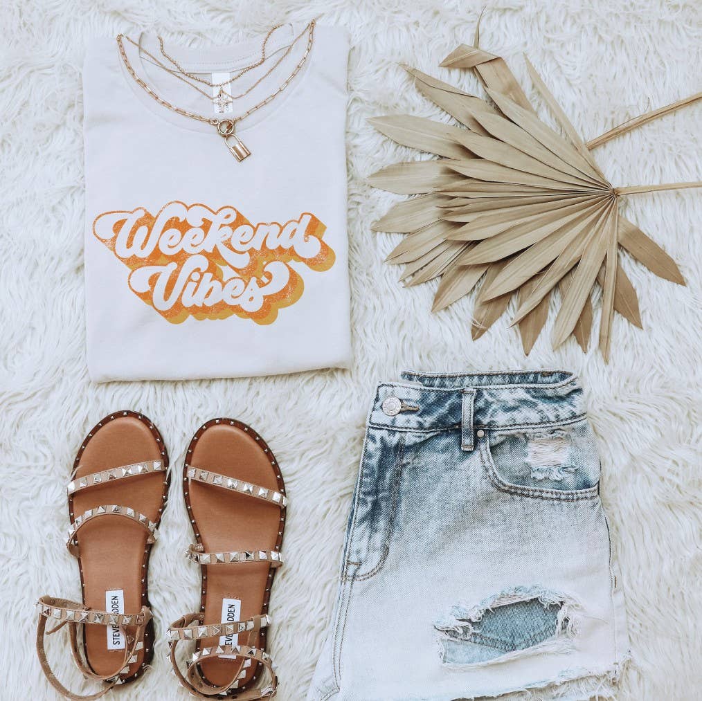 WEEKEND VIBES Graphic T-Shirt: VINTAGE WHITE