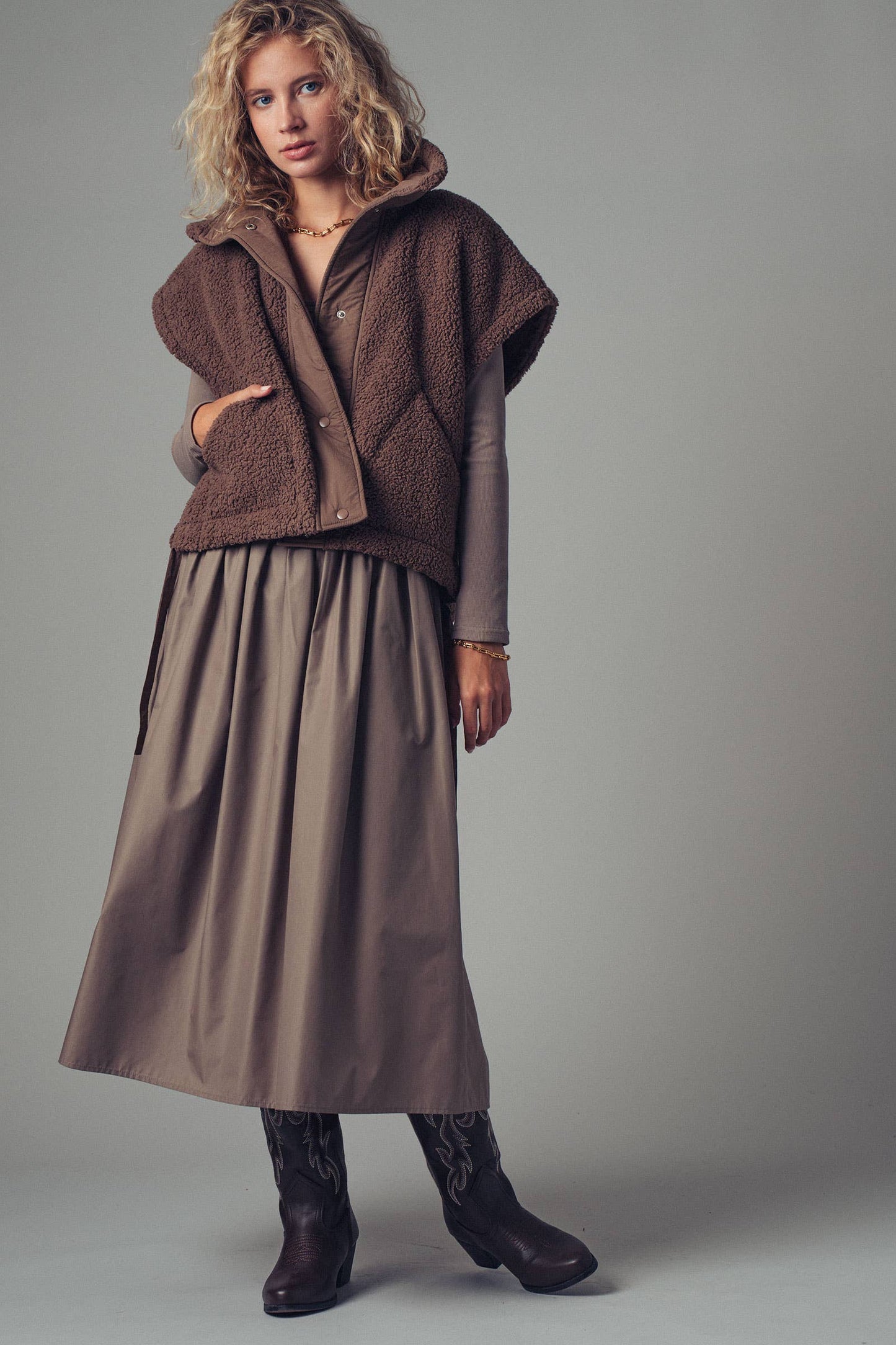 Quilted Collar Boxy Sherpa Vest: BLACK / S-2/M-2/L-2