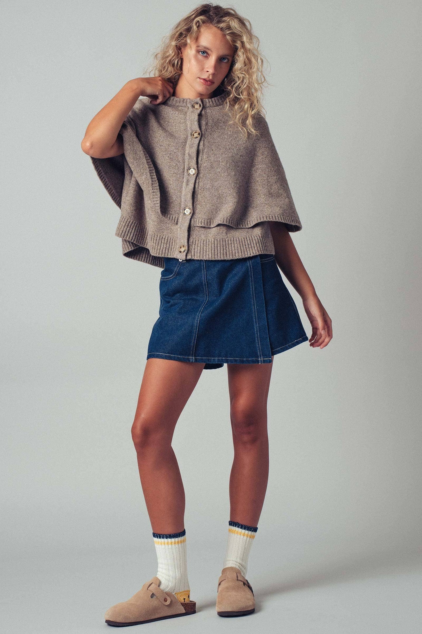 Chloe Button-Front Sweater Cape:Mocha