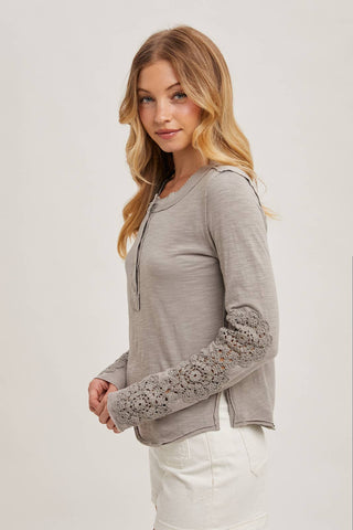 CROCHET PATCH SLEEVED HALF BUTTON ROUND NECK TOP: IVORY / M