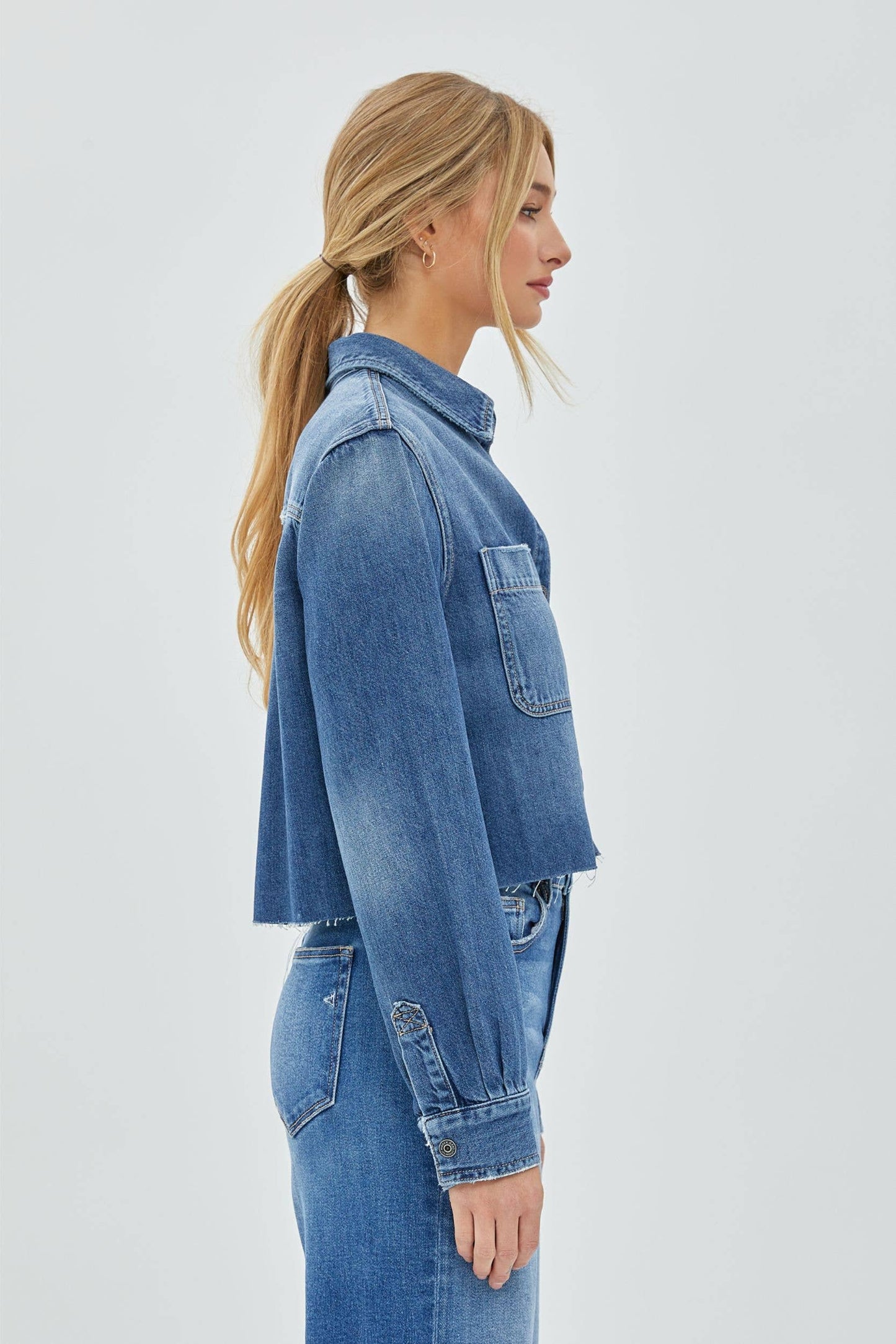 MEDIUM WASH CROPPED DENIM SHIRT: S