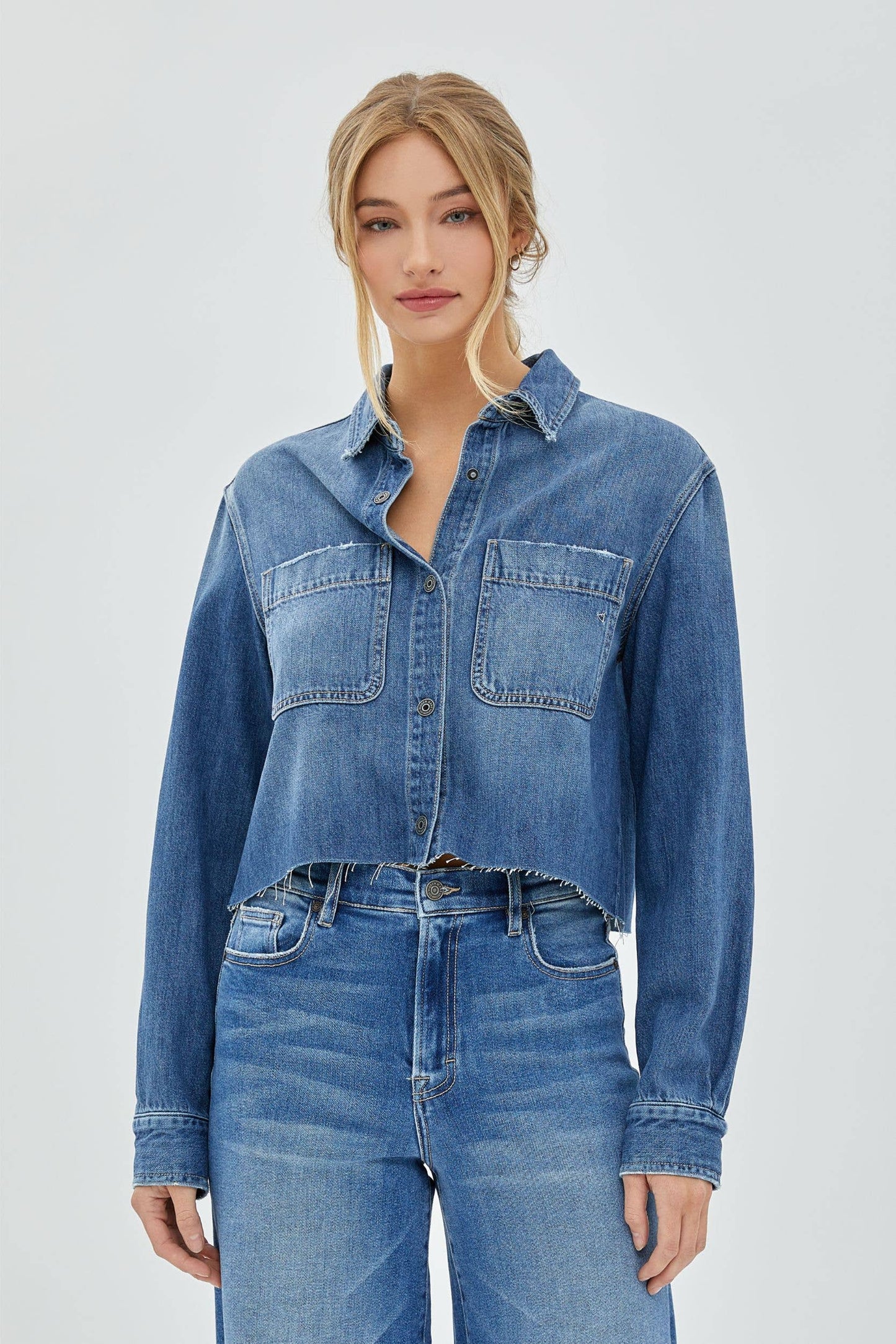 MEDIUM WASH CROPPED DENIM SHIRT: S