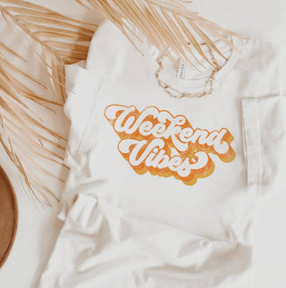 WEEKEND VIBES Graphic T-Shirt: VINTAGE WHITE